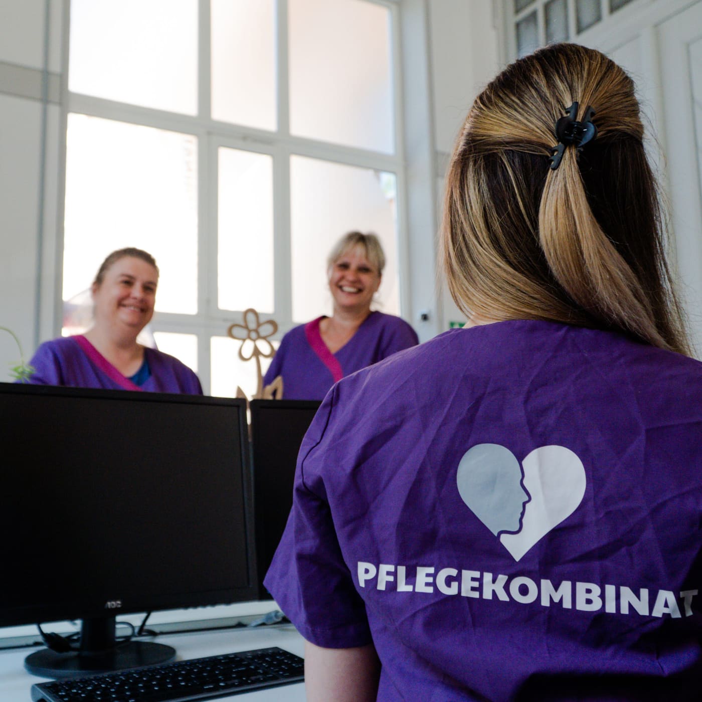 Mitarbeiterinnen des Pflegekombinats im Büro der Firmenzentrale